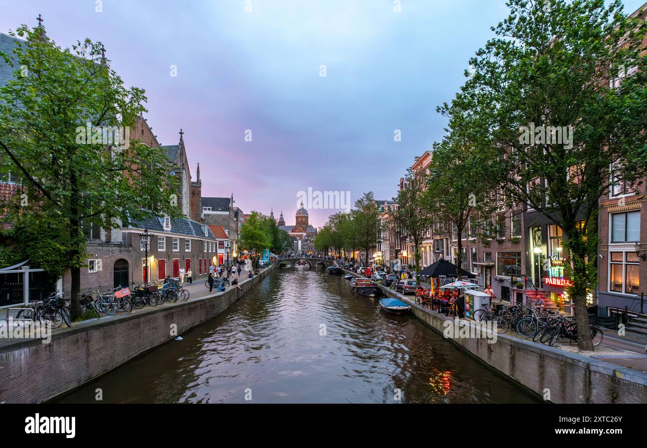 Oudezijds Voorburgwal al crepuscolo, Amsterdam, Paesi Bassi Foto Stock