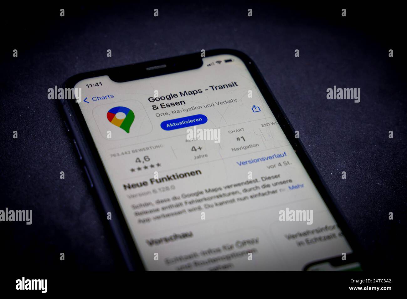Apple App Store auf einem iPhone. Apps-Charts gratis - Google Maps - Transit & Essen // 12.08.2024 *** Apple App Store su iPhone App Charts gratis Google Maps Transit Essen 12 08 2024 Foto Stock