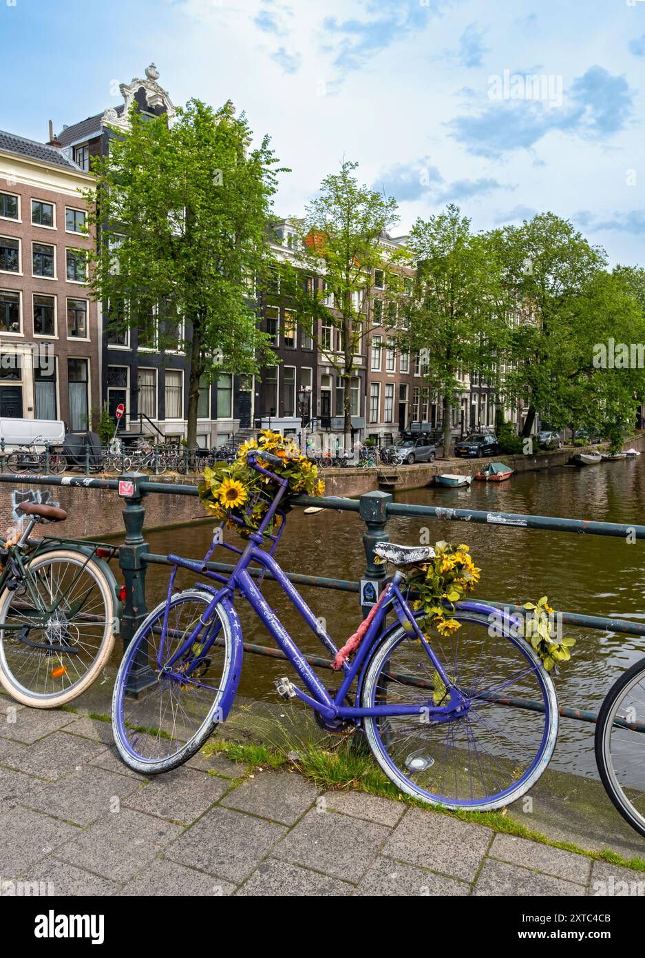 Bicicletta su un ponte sul canale Singel, Amsterdam, Paesi Bassi Foto Stock