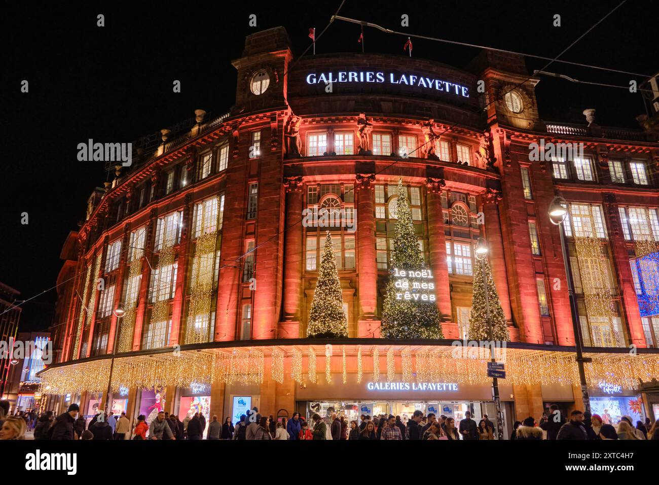 Alsazia, Strasburg, dicembre: La facciata del famoso centro commerciale Foto Stock