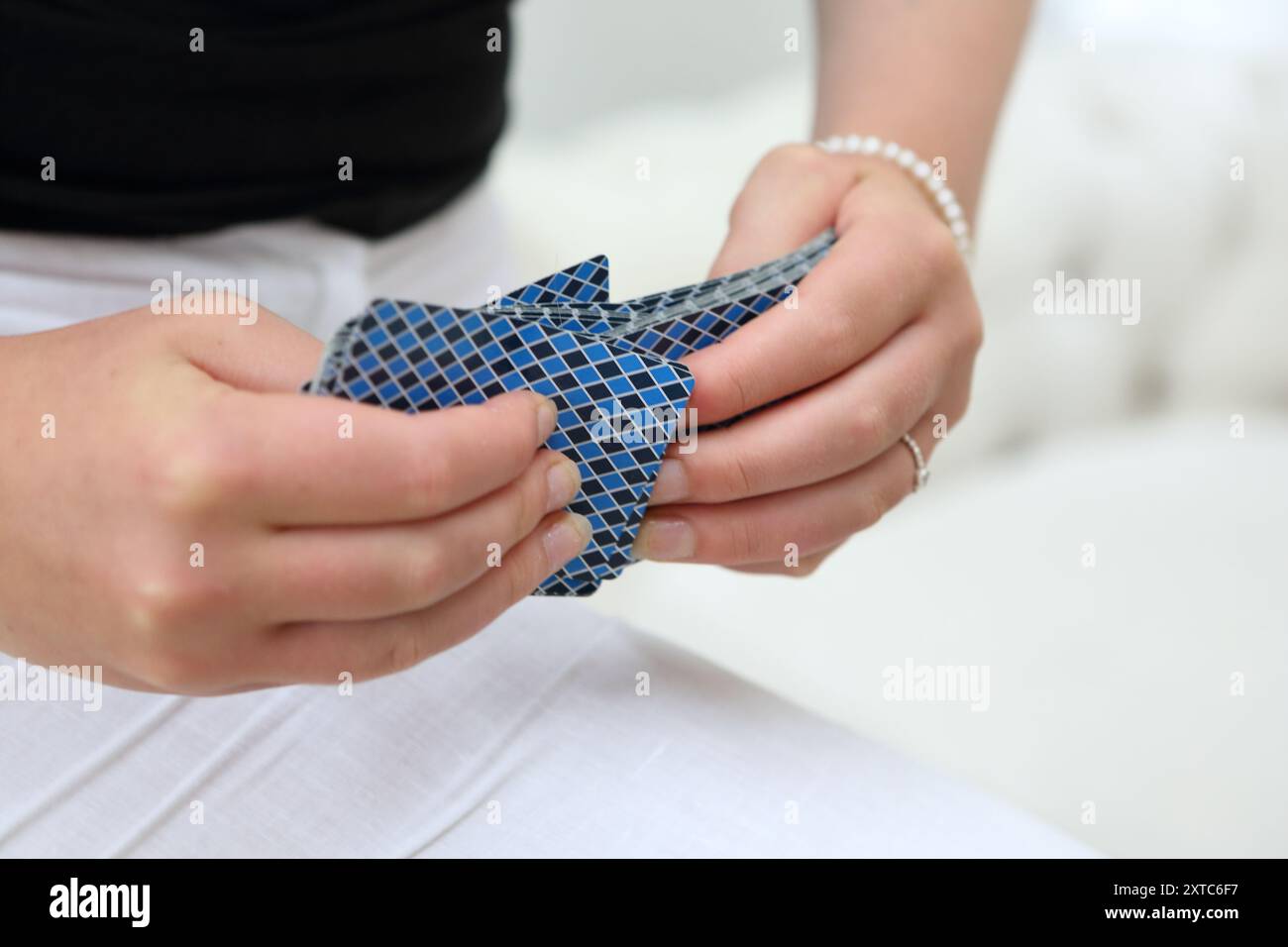 Mazzo di carte shuffling ragazza mazzo di carte - gioco casuale shuffle riffle Foto Stock