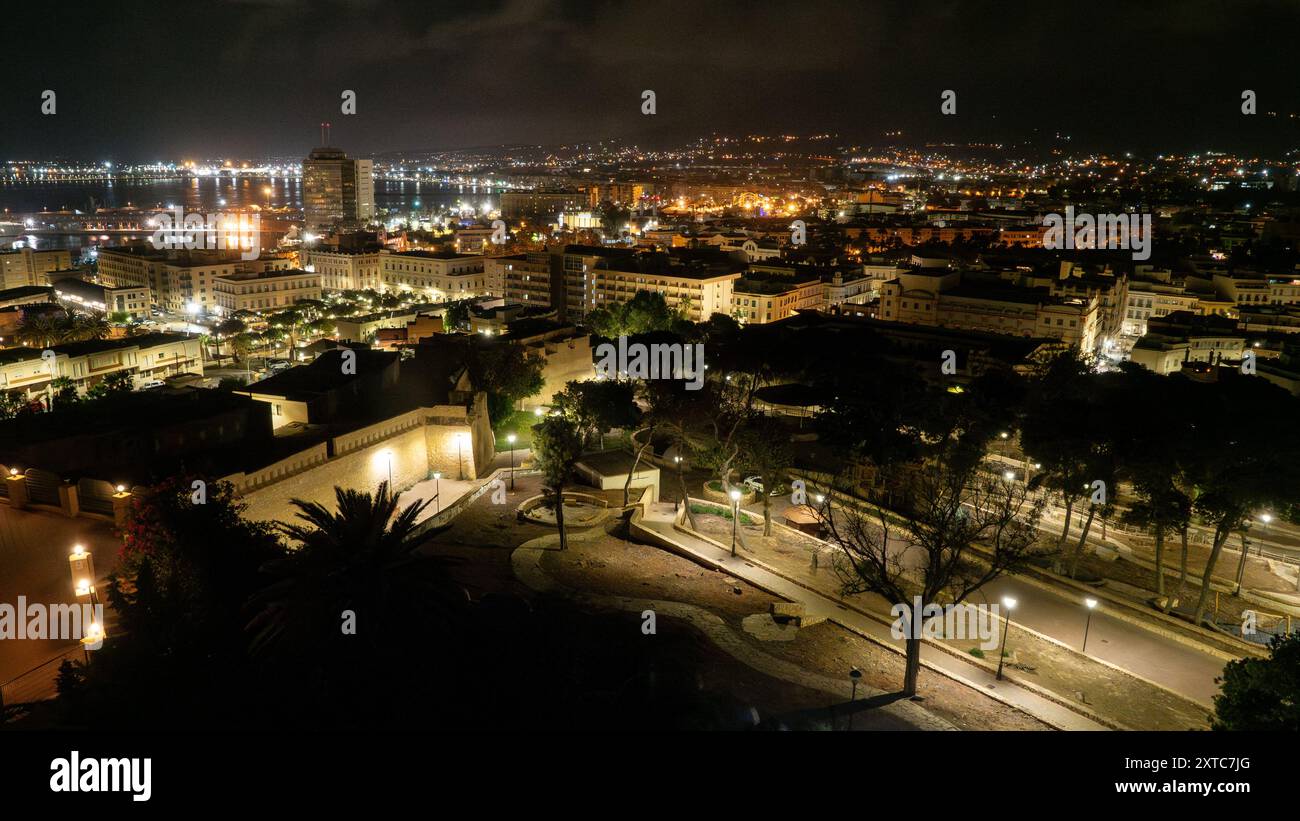 Vista notturna delle mura di pietra di Melilla la Vieja, un recinto murato costruito in diverse fasi nel corso di diversi secoli. Foto Stock