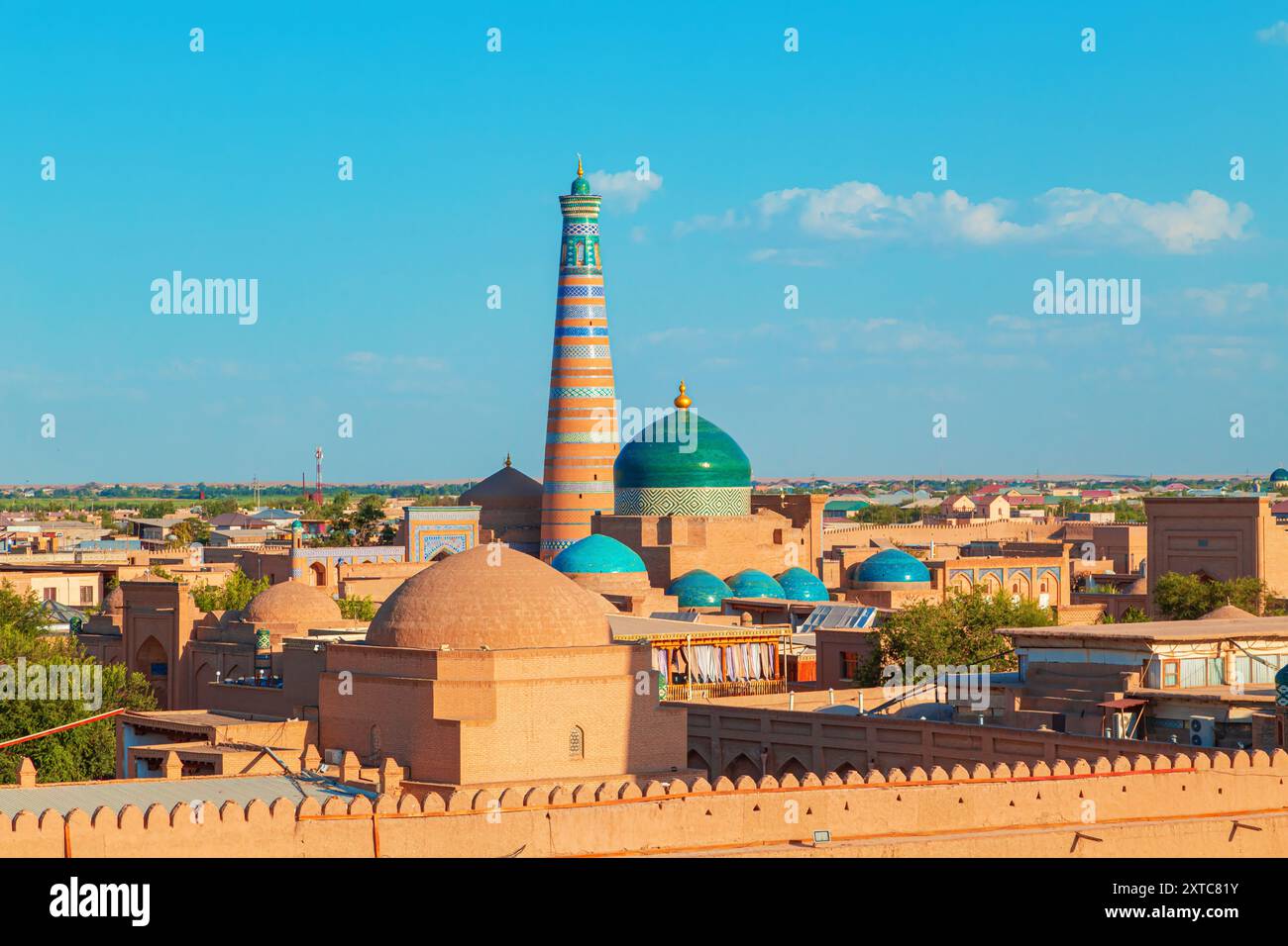 Vista di Ichan-Kala, la città interna di Khiva, dalle mura dell'antica fortezza. Khiva, Uzbekistan - 16 luglio 2024. Foto Stock