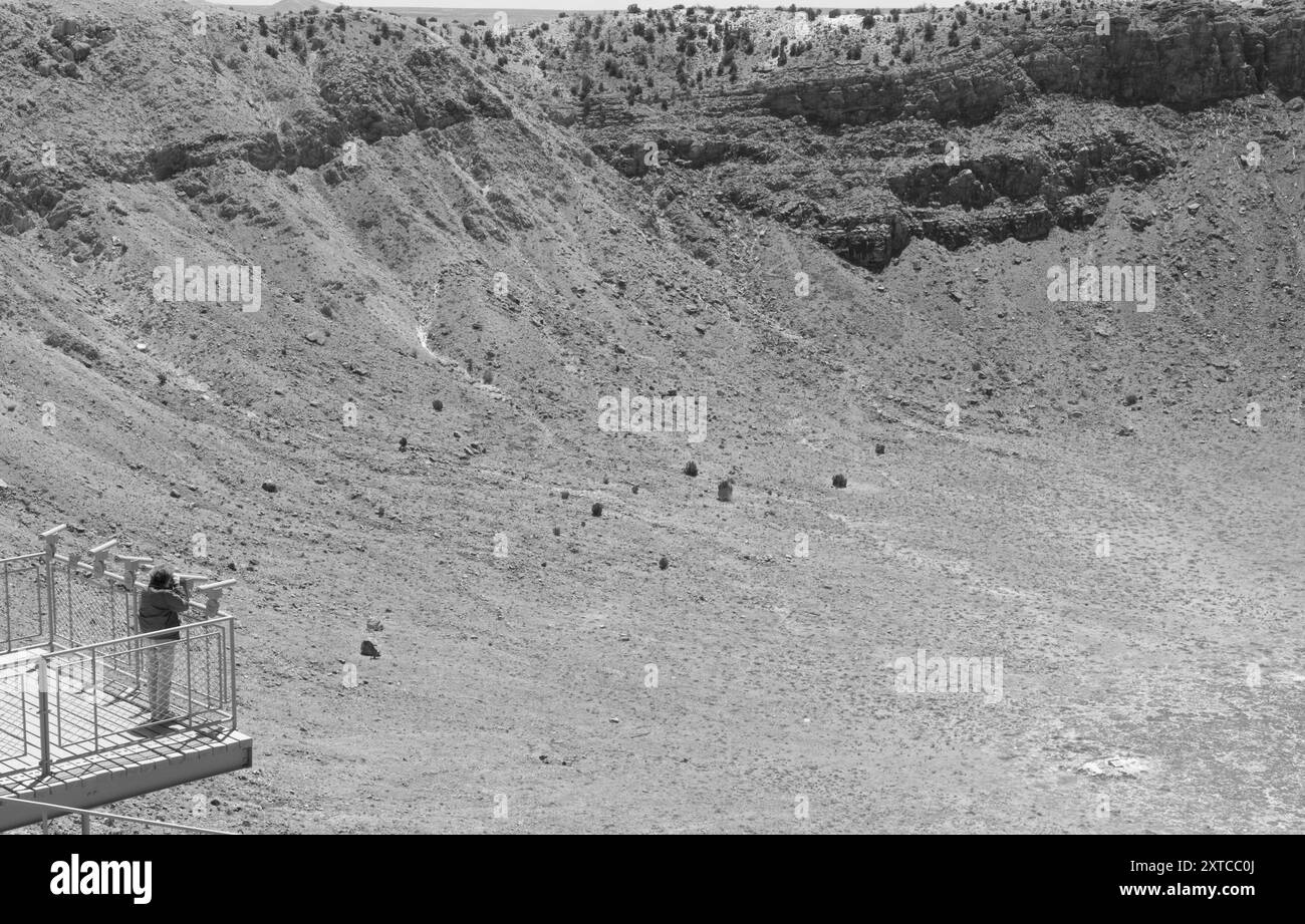 Donna caucasica di 50-60 anni che ammira la vasta distesa del cratere Meteor. Foto Stock