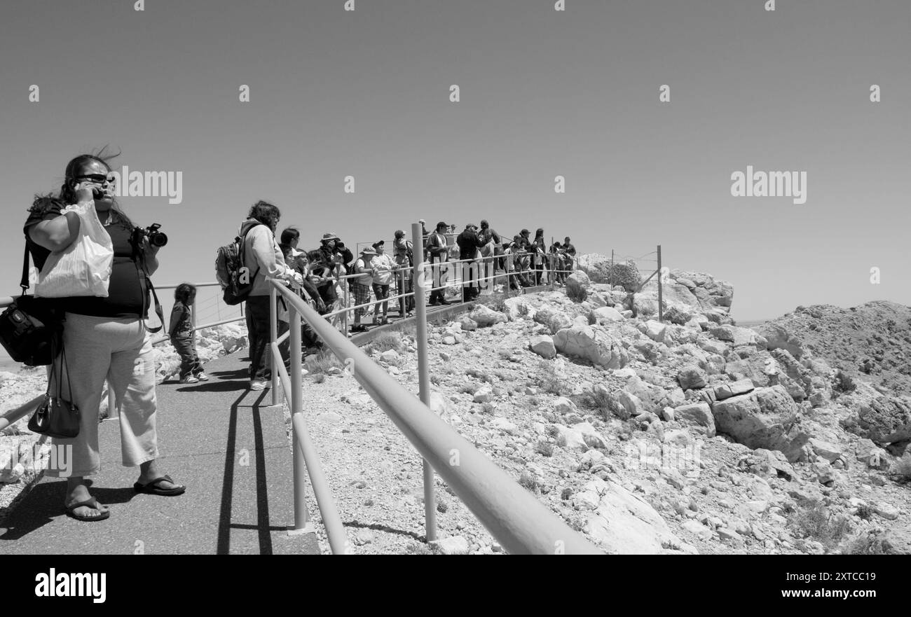 Un gruppo di studenti e insegnanti che osservano il cratere Meteor in Arizona, Stati Uniti. Foto Stock