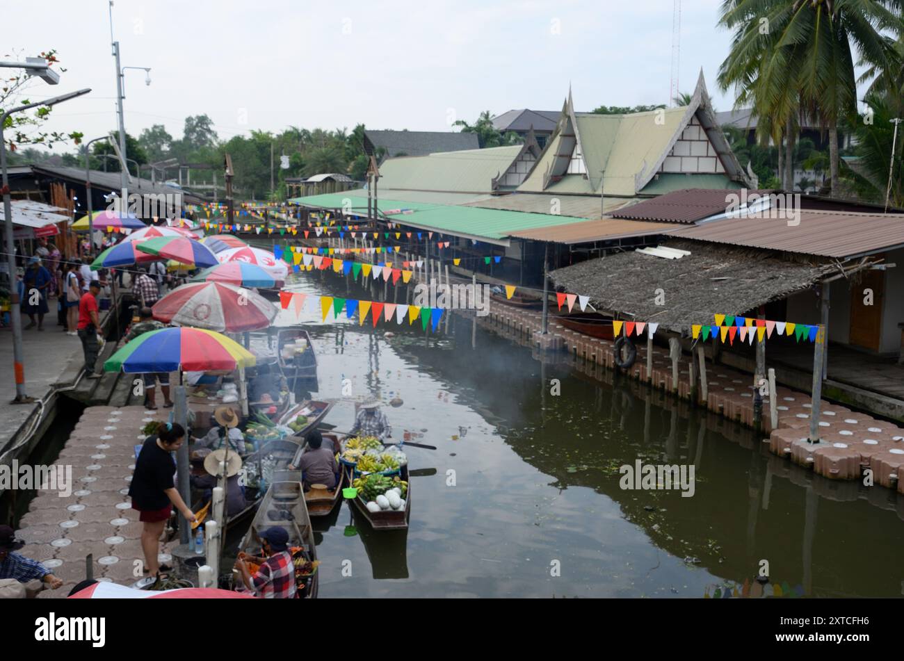 Mercato galleggiante di tha Kha, Amphawa, Thailandia, Asia Foto Stock