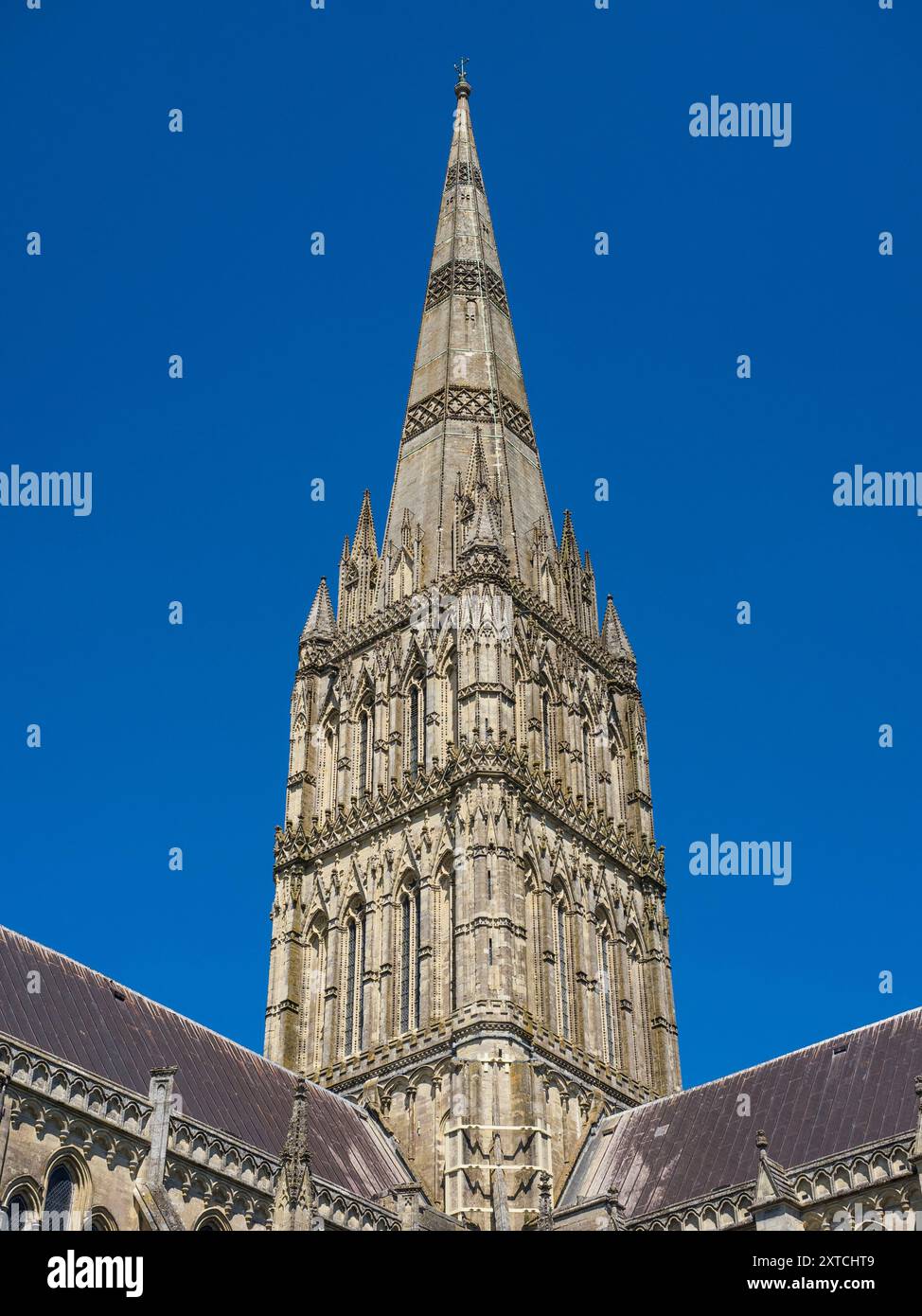 La guglia cattedrale più alta del Regno Unito, 404 piedi, Cattedrale di Salisbury, Salisbury, Wiltshire, Inghilterra, Regno Unito, Gran Bretagna. Foto Stock