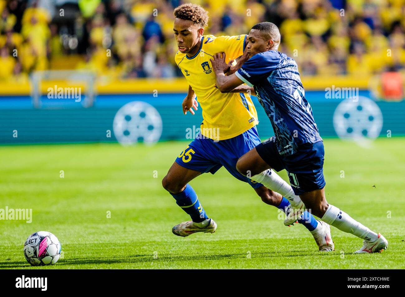 Brondby, Danimarca. 11 agosto 2024. Noah Nartey (35) di Broendby IF e Gift Links (11) di Aarhus GF visto durante il 3F Superliga match tra Broendby IF e Aarhus GF al Brondby Stadium. Foto Stock