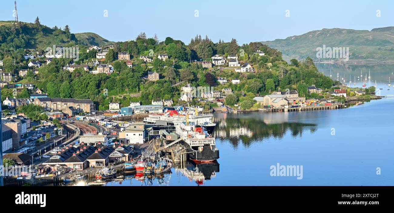 Oban Scotland Gateway to the isles che mostra il porto e il porto dei traghetti con Mull Ferry Foto Stock