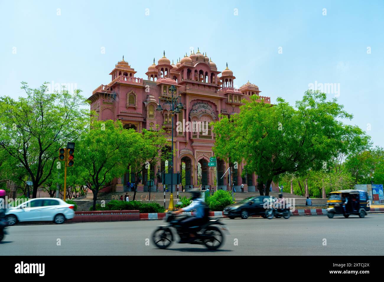 La porta Patrika, il Jawahar Circle è un circolo viario di giardini e un incrocio molto trafficato nella città di Jaipur, India, costruito dalla Divisione di Jaipur Foto Stock