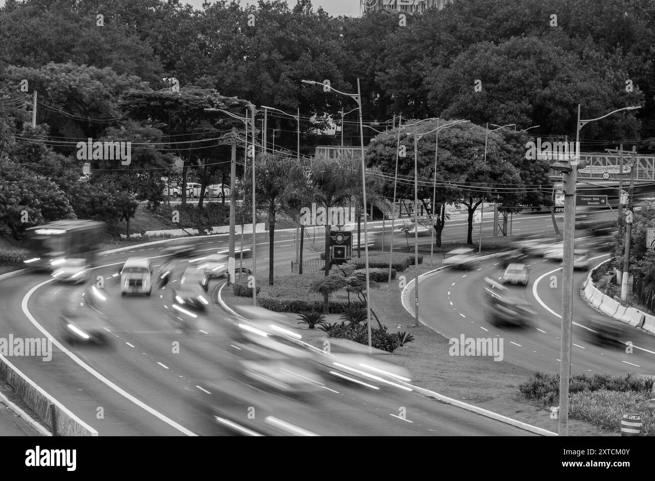 San Paolo, Brasile. Il traffico automobilistico si muove su Whashington Luis Avenue durante il giorno passando accanto all'aeroporto di Congonhas. Foto Stock