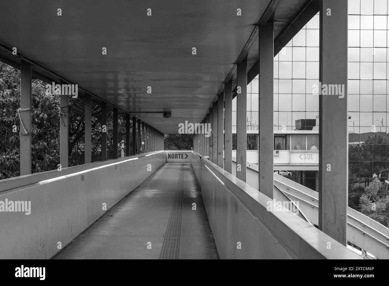 Ponte Rolim Amaro Walkway, Vila Congonhas, São Paolo, Brasile. Ponte pedonale su Whashington Luís avenue di fronte all'aeroporto. Foto Stock