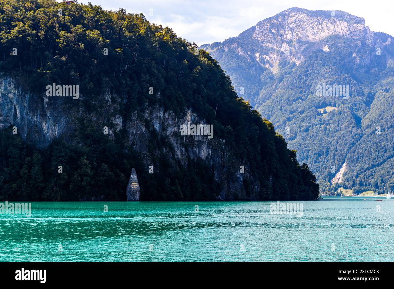 La pietra Schiller nel lago di Lucerna commemora il poeta tedesco Friedrich Schiller. Seelisberg, Uri, Svizzera Foto Stock