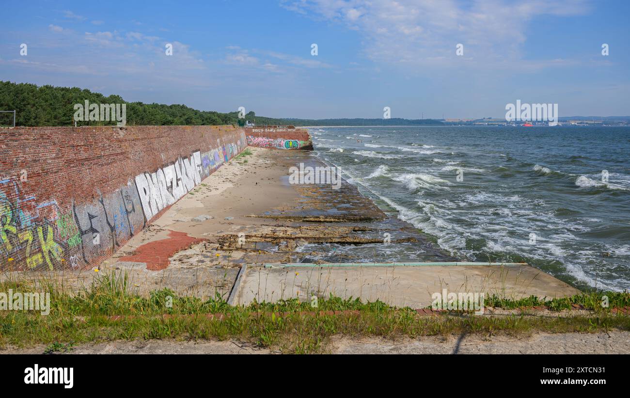 Binz, Germania - 10 luglio 2024: La spiaggia vicino agli edifici di Prora in una giornata di sole Foto Stock