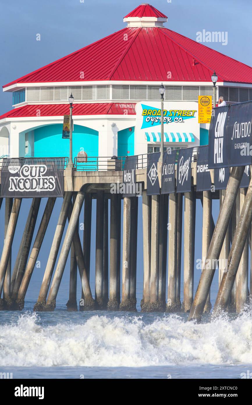 Huntington Beach, California, 9 agosto 2024. 9 agosto 2024, Huntington Beach, CALIFORNIA: La fine del molo di Huntington Beach, sede dell'annuale US Open of Surfing, si tiene questa settimana in questa storica città della California meridionale. Con le onde costanti di Huntington Beach e le spiagge aperte, l'US Open of Surfing ospita questo evento annuale dal 1959. (Credit Image: © Rich Schmitt/ZUMA Press Wire) SOLO PER USO EDITORIALE! Non per USO commerciale! Foto Stock