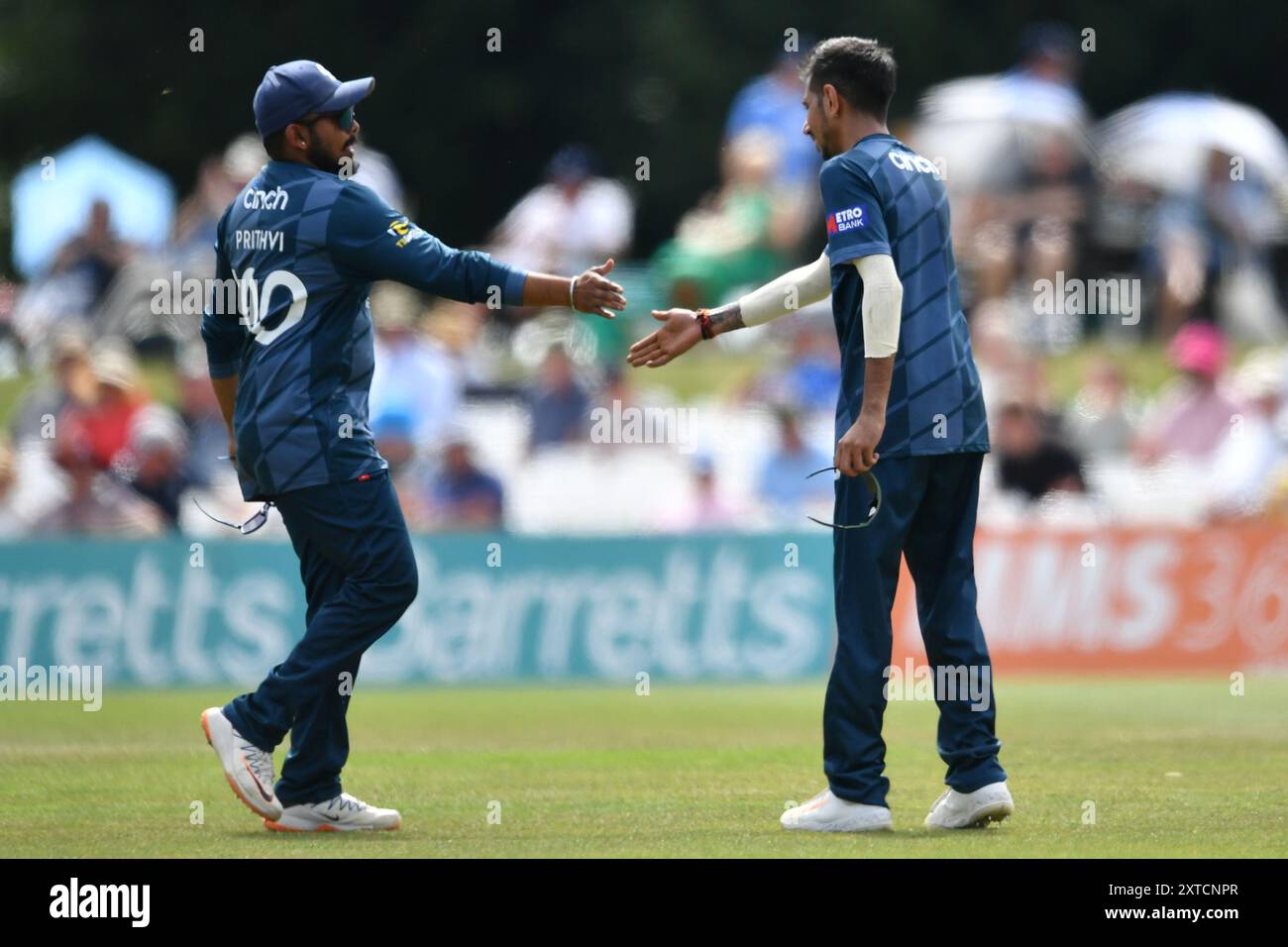 Canterbury, Inghilterra. 14 agosto 2024. Privith Shaw si congratula con Yuzvendra Chahal per aver effettuato un trasporto di cinque wicket durante la partita della Metro Bank One Day Cup tra Kent Spitfires e Durham allo Spitfire Ground, St Lawrence, a Canterbury. Kyle Andrews/Alamy Live News. Foto Stock