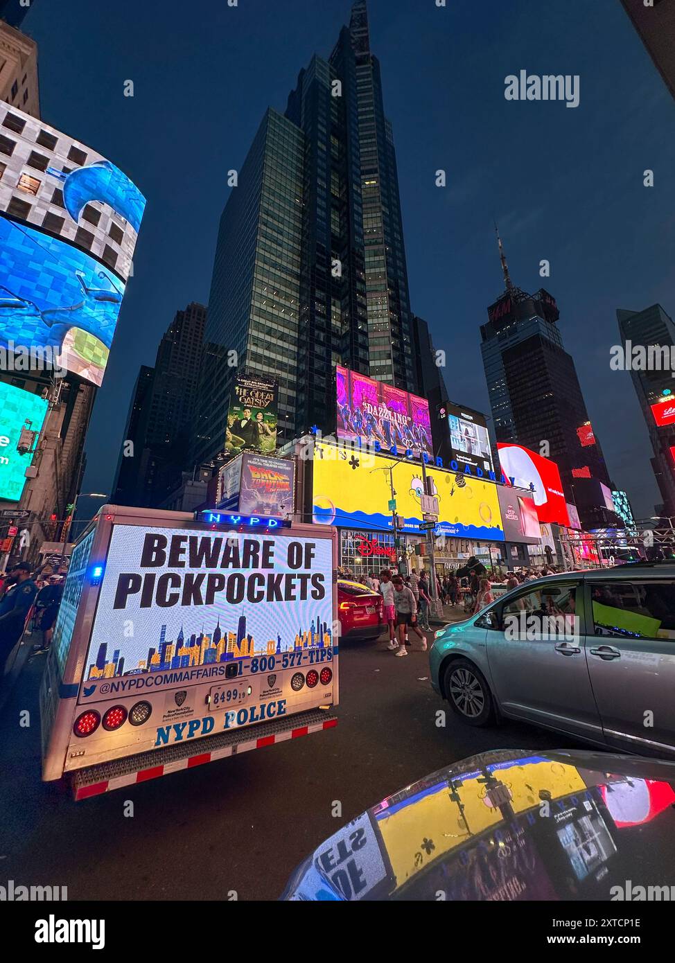 FATE ATTENZIONE AI BORSEGGIATORI CHE SEGNANO TIMES SQUARE NEW YORK Foto Stock