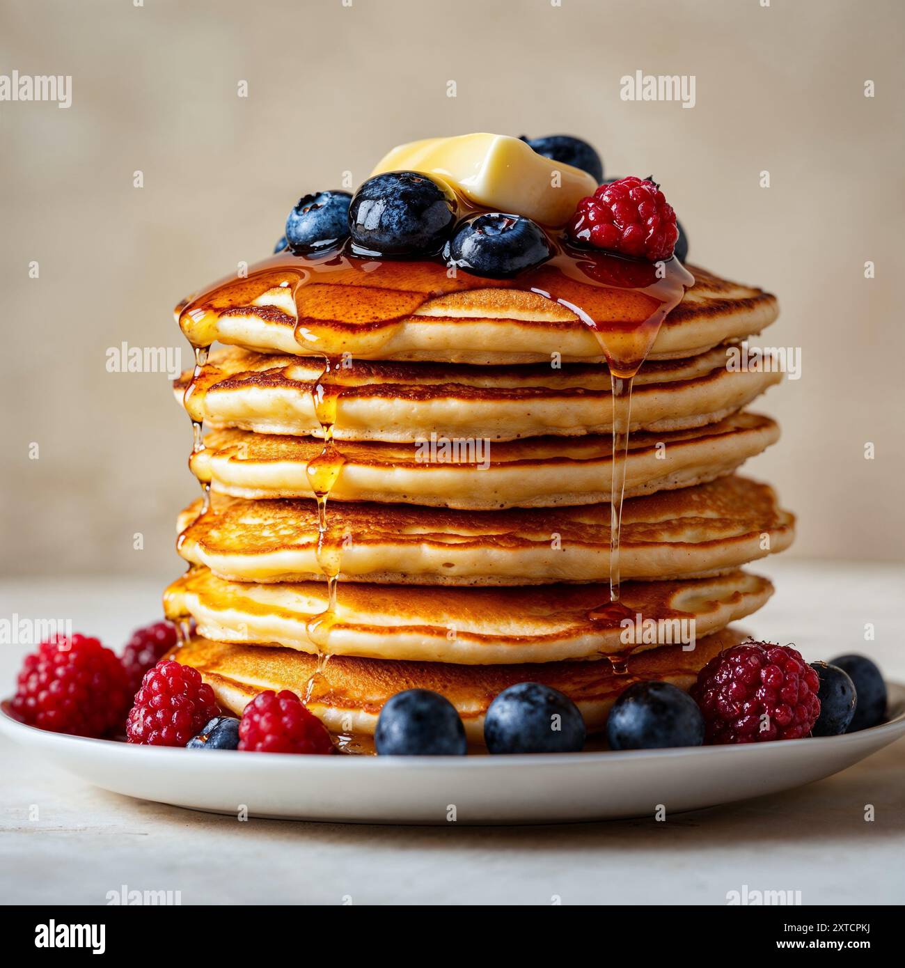 Deliziosa pila di pancake con frutti di bosco freschi e sciroppo, fotografia gastronomica, dolce dessert Foto Stock