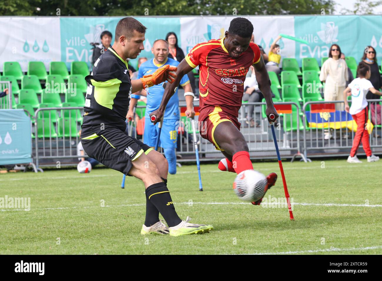 Squadra spagnola in rosso Campionato europeo di calcio Amputee Euro 2024 Francia. I Campionati europei EAFF si sono svolti in alta Savoia dal 31 maggio Foto Stock