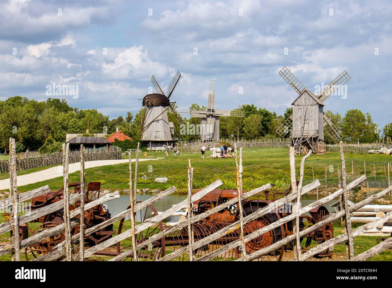 Angla, Saare County, Estonia-09AUG2024-Angla Windmills and Heritage Center a Saaremaa, Estonia. Vecchi mulini a vento in legno in estate. Foto Stock