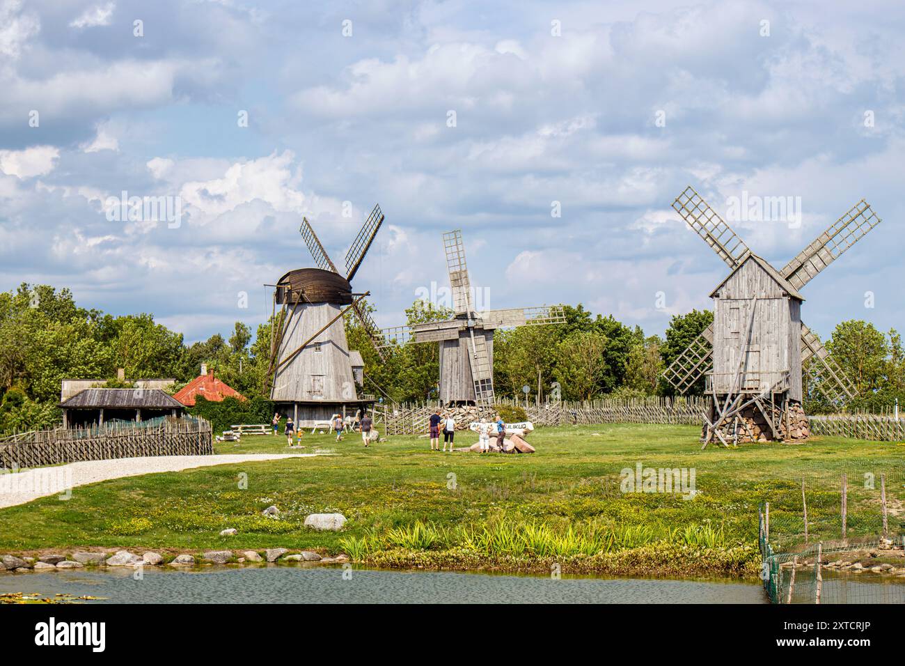 Angla, Saare County, Estonia-09AUG2024-Angla Windmills and Heritage Center a Saaremaa, Estonia. Vecchi mulini a vento in legno in estate. Foto Stock