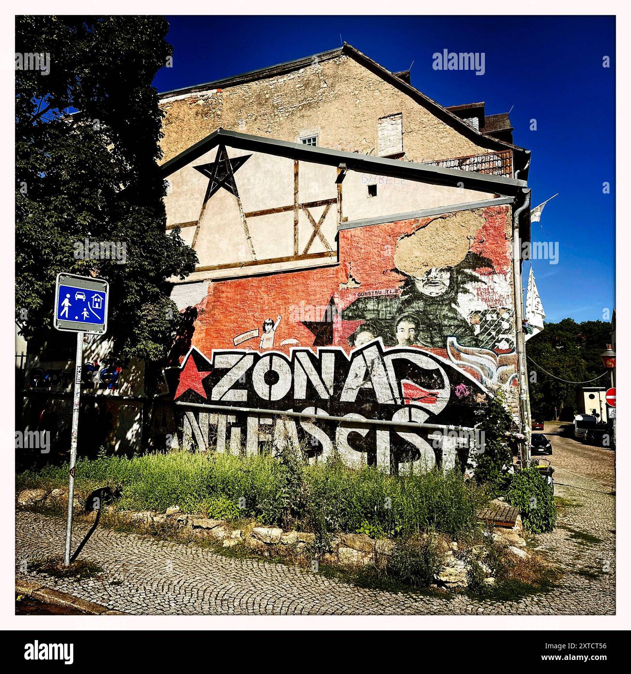 Landtagswahl Thueringen DEU, Deutschland, Germania, Weimar, Thüringen, Thueringen, Turingia, 29.07.2024 Graffiti der Antifa zona Antifascista zone Antifaschismus an einer Fassade fuer Toleranz und gegen Rechtsradikalismus zu den bevorstehenden Wahlen der Landtagswahl AM 01. Settembre 2024 a Weimar im Freistaat Thüringen Thueringen Deutschland en: Graffiti della zona Antifascista Antifascista Antifascismo su una facciata per la tolleranza e contro il radicalismo di destra per le prossime elezioni statali il 1 settembre 2024 a Weimar nello Stato libero di Turingia Germania foto scattata con iPhone, Ciao Foto Stock