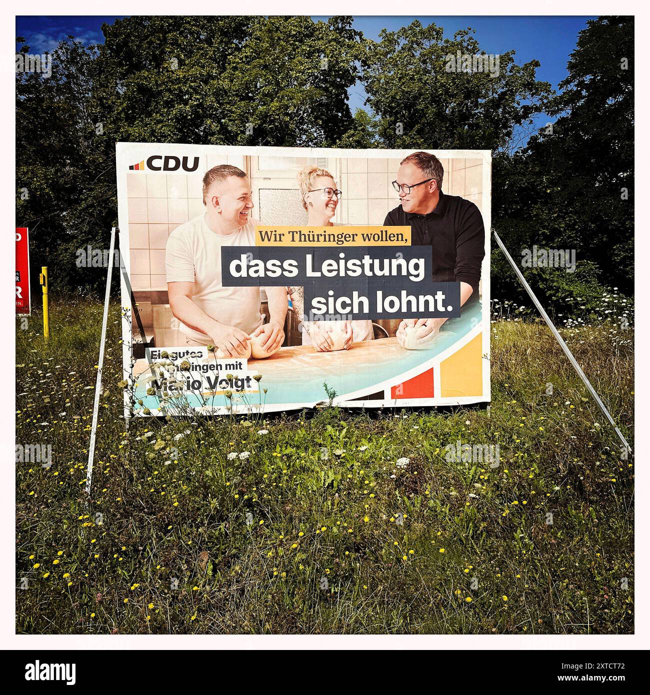 Landtagswahl Thueringen DEU, Deutschland, Germania, Erfurt, Thüringen, Thueringen, Turingia, 30.07.2024 Plakat der Partei CDU mit foto Spitzenkandidat Mario Voigt zu den bevorstehenden Wahlen der Landtagswahl AM 01. Settembre 2024 a Erfurt im Freistaat Thüringen Thueringen Deutschland en: poster del partito CDU con foto del candidato Mario Voigt per le prossime elezioni statali del 1° settembre 2024 a Erfurt, nello Stato libero di Turingia, Germania foto scattata con iPhone, Hipstamatic App *** Landtagswahl Thueringen DEU, Deutschland, Germania, Erfurt, Thüringen, Thueringen, Thu Foto Stock