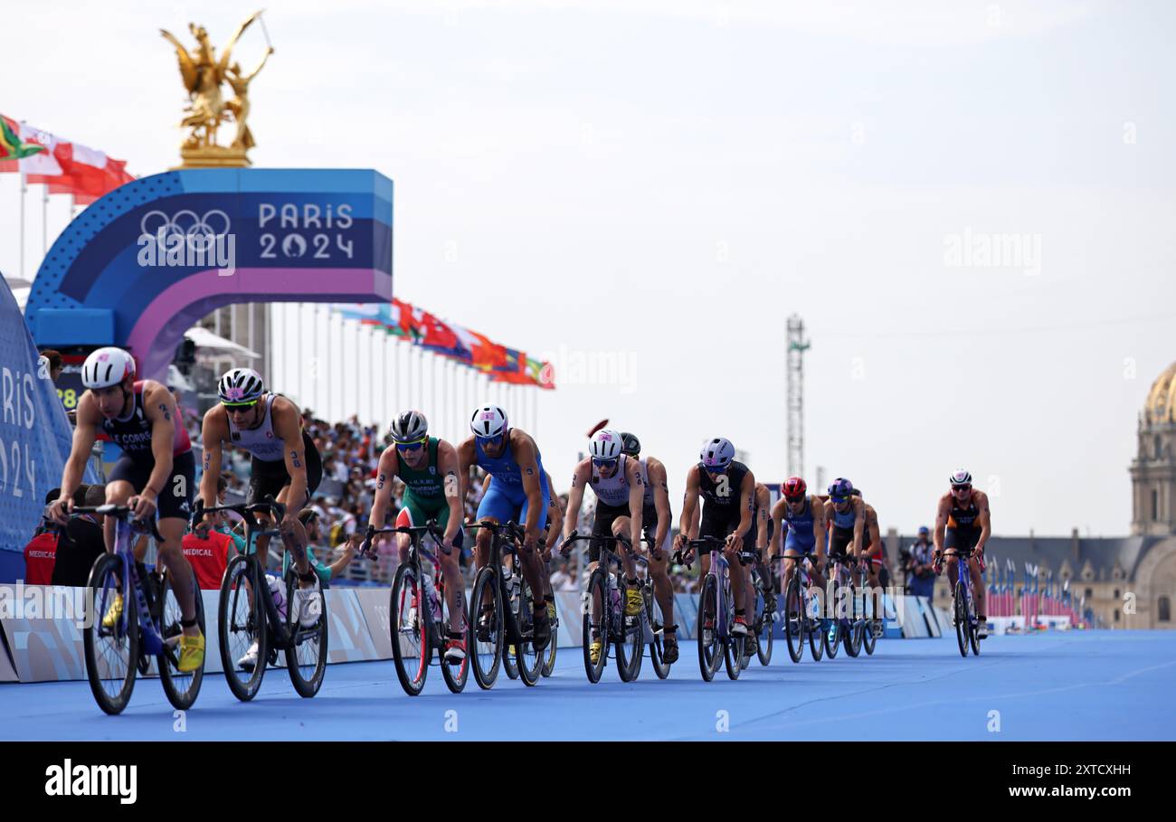 PARIGI, FRANCIA - LUGLIO 31: Gli atleti gareggiano durante il Triathlon individuale maschile il quinto giorno dei Giochi Olimpici di Parigi 2024 a Pont Alexandre III il 31 luglio 2024 a Parigi, Francia. © diebilderwelt / Alamy Stock Foto Stock