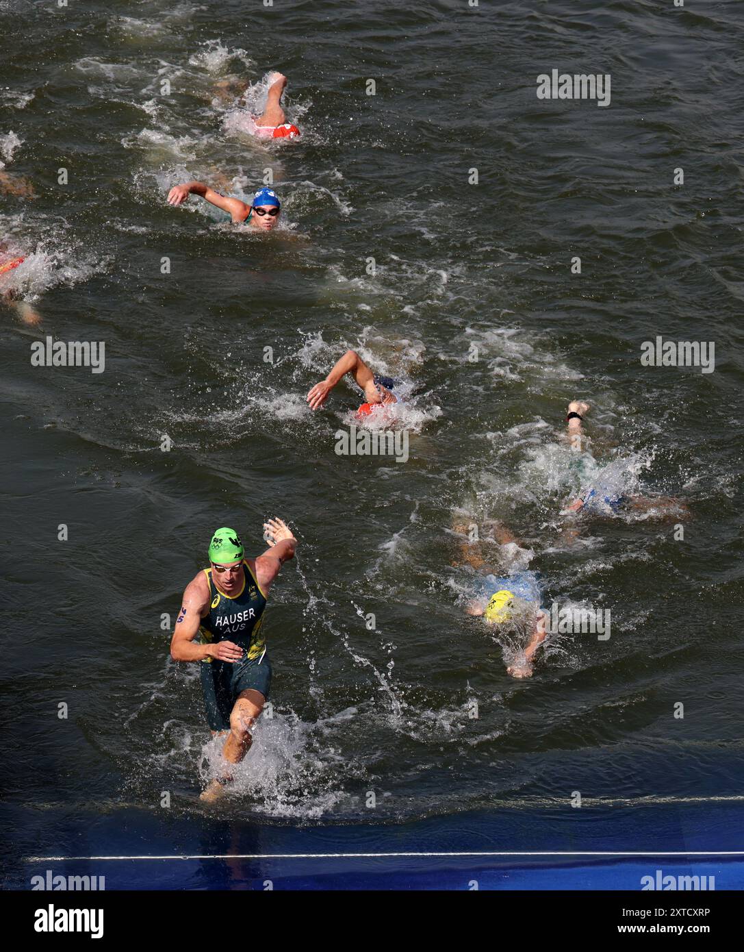 PARIGI, FRANCIA - LUGLIO 31: HAUSER Matthew del Team Australia finisce il nuoto sulla Senna durante il Triathlon individuale maschile il quinto giorno dei Giochi Olimpici di Parigi 2024 a Pont Alexandre III il 31 luglio 2024 a Parigi, Francia. © diebilderwelt / Alamy Stock Foto Stock