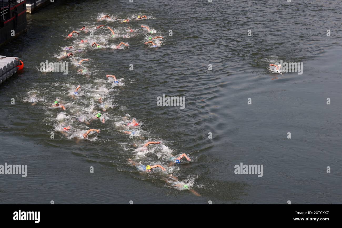 PARIGI, FRANCIA - LUGLIO 31: Gli atleti gareggiano nella Senna durante il Triathlon individuale maschile il quinto giorno dei Giochi Olimpici di Parigi 2024 a Pont Alexandre III il 31 luglio 2024 a Parigi, Francia. © diebilderwelt / Alamy Stock Foto Stock