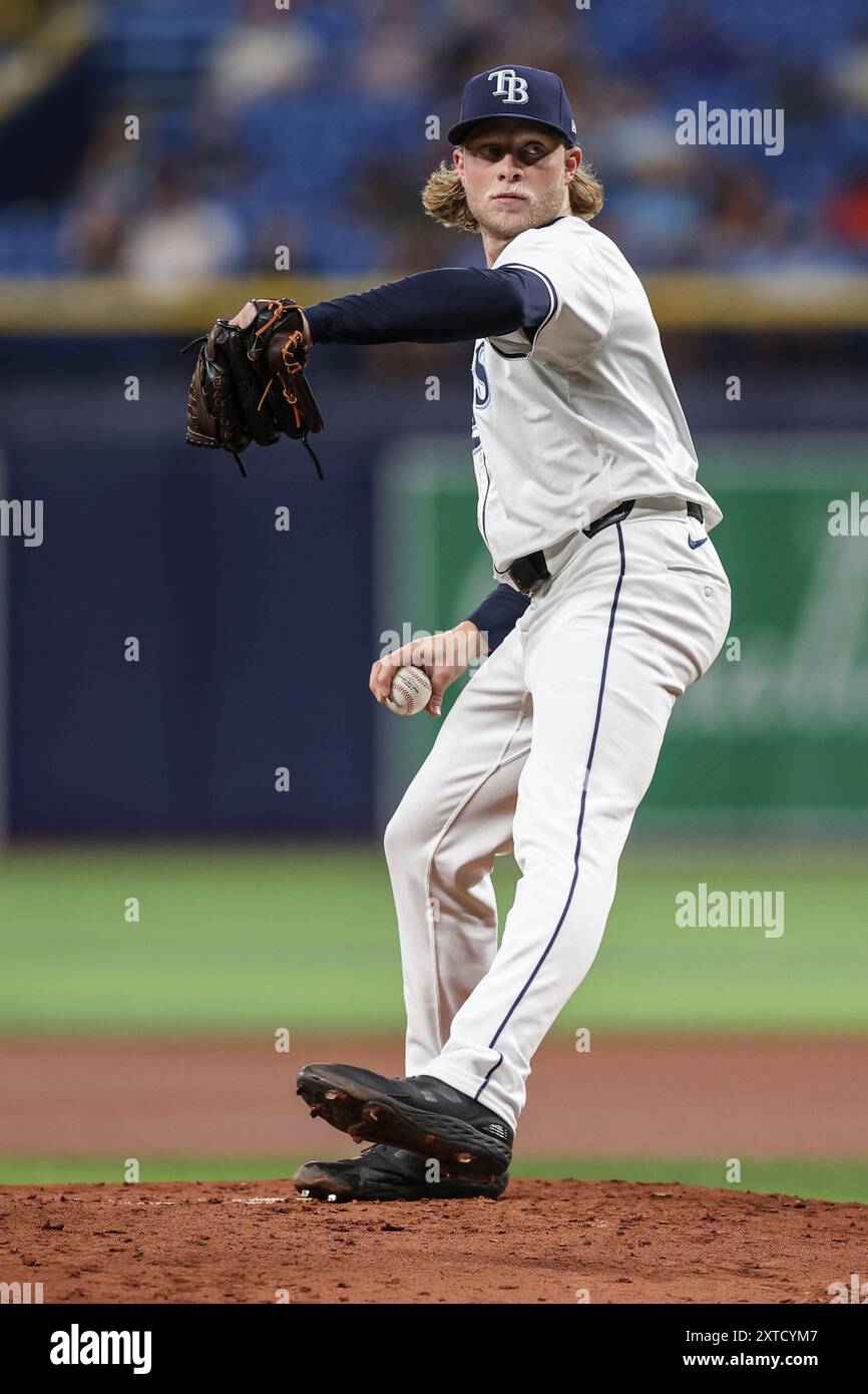 St. Petersburg, FL: Il lanciatore dei Tampa Bay Rays Shane Baz (11) consegna un campo durante una partita della MLB contro gli Houston Astros il 12 agosto 2024 a Tropica Foto Stock