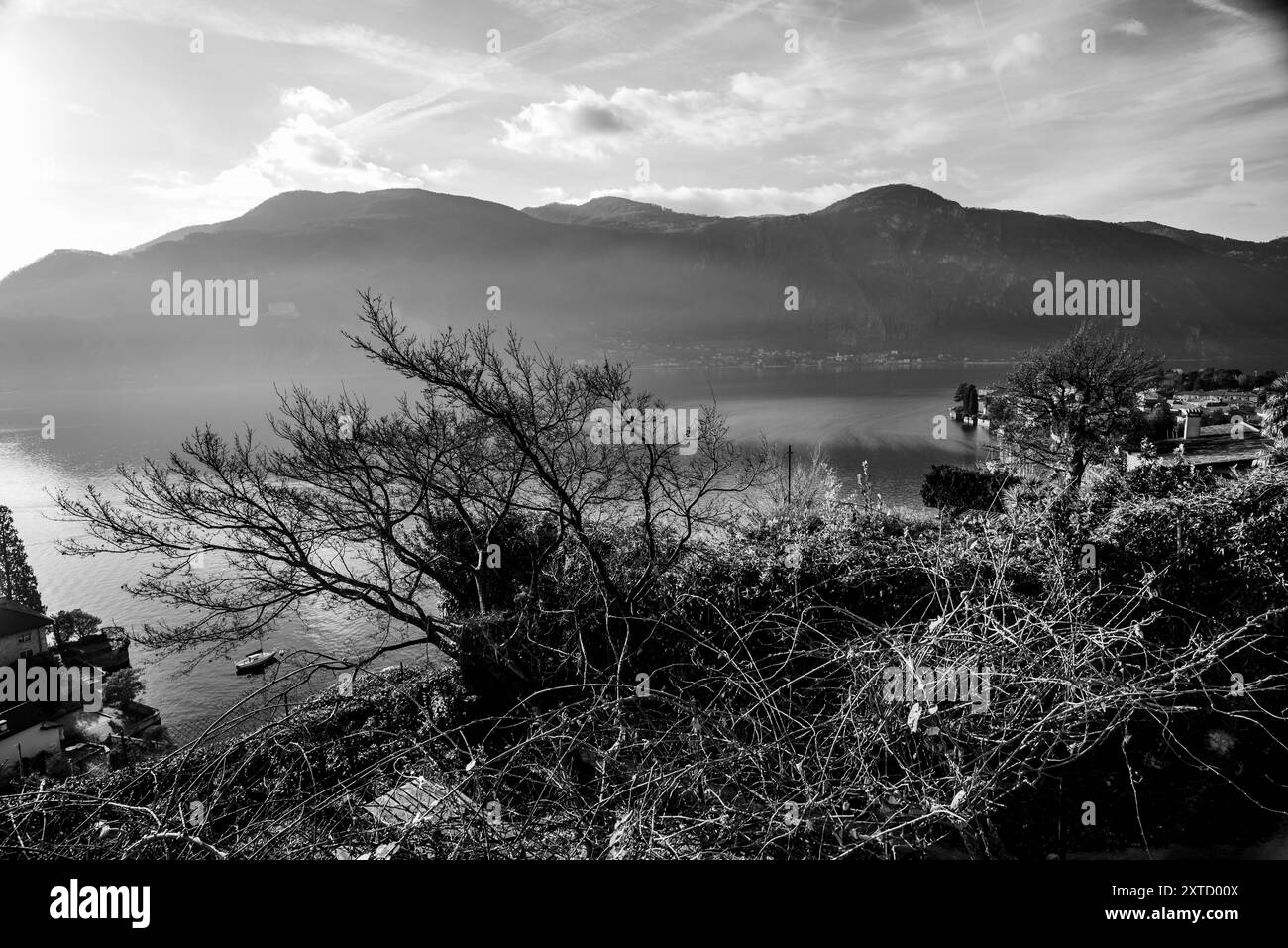 Vista del lago di Lecco in autunno con le acque placide e calme in una serata con tramonto tra le montagne di Lecco in Italia Foto Stock