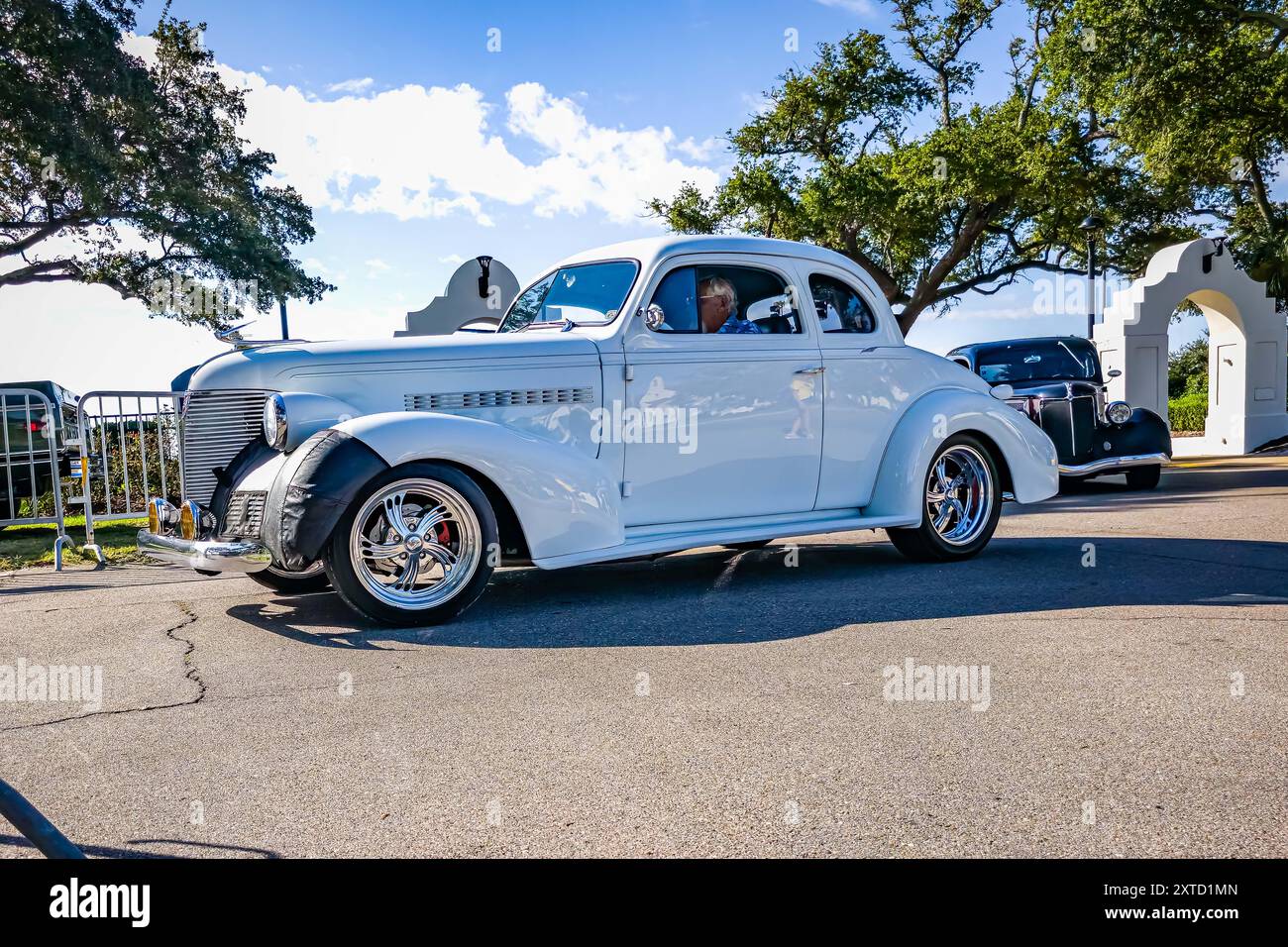 Gulfport, MS - 2 ottobre 2023: Vista dall'angolo anteriore con prospettiva bassa di una Chevrolet Master Deluxe Coupé 1939 in una mostra di auto locale. Foto Stock