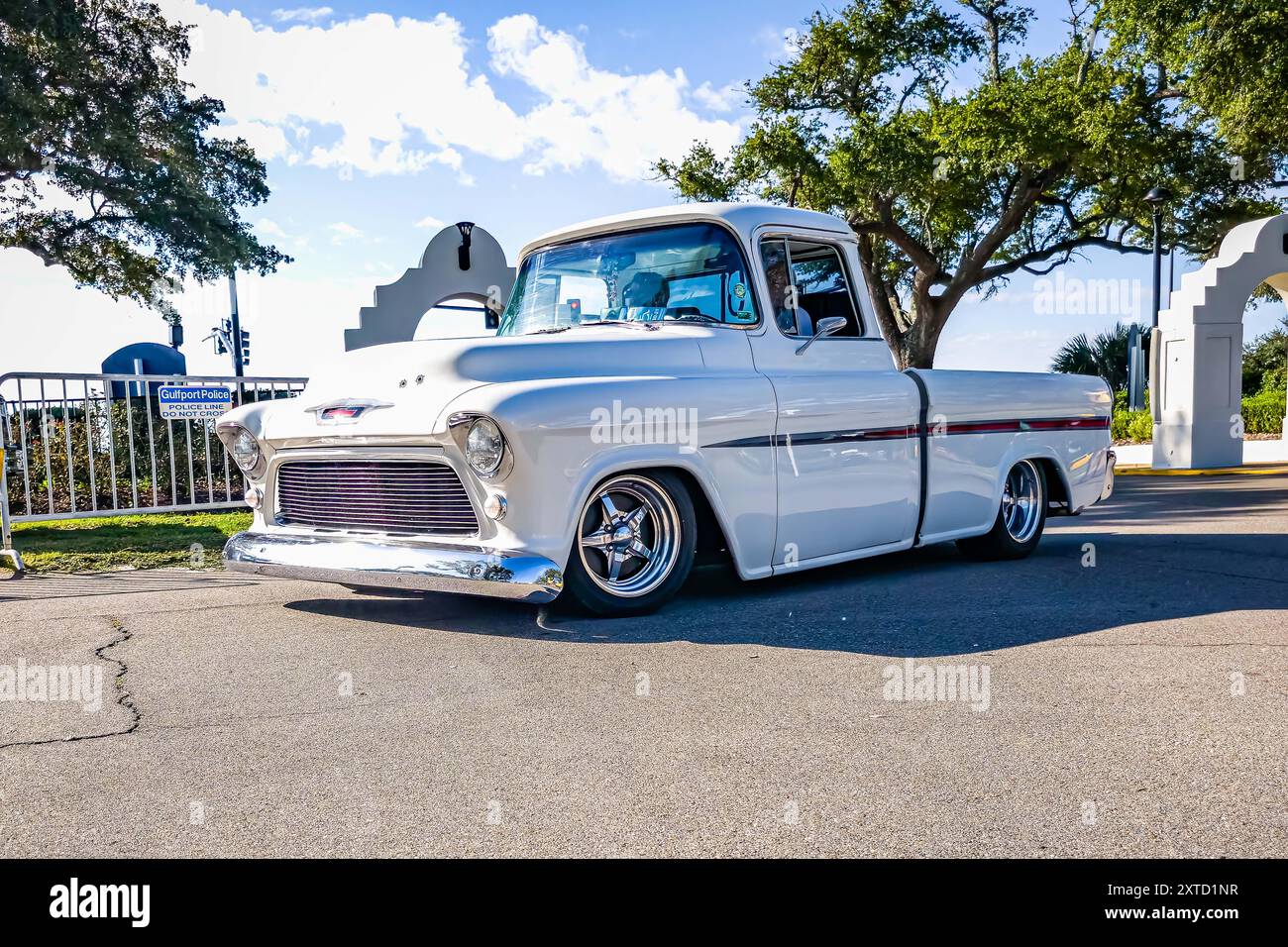 Gulfport, MS - 2 ottobre 2023: Vista dall'angolo anteriore in basso di una Chevrolet 3100 Cameo Carrier del 1955, prelevata in una mostra di auto locale. Foto Stock