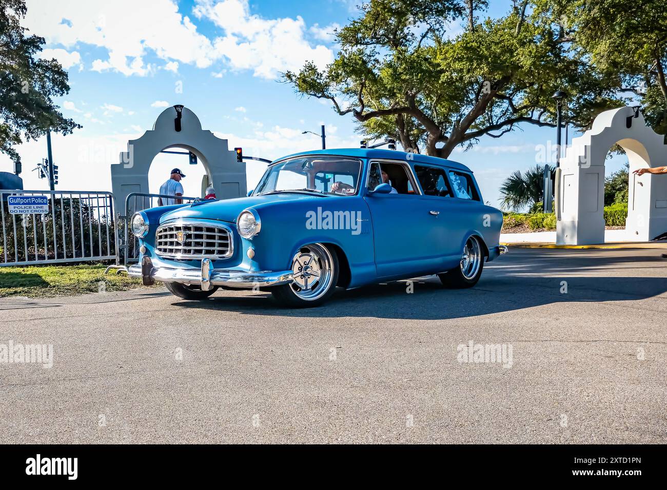 Gulfport, MS - 2 ottobre 2023: Vista dall'angolo anteriore con prospettiva bassa di un Custom 1959 AMC Rambler American 2 Door Wagon in una mostra di auto locale. Foto Stock