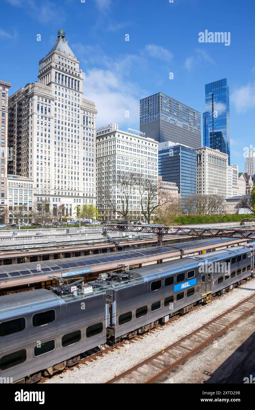 Chicago Skyline mit METRA Nahverkehr Zug Eisenbahn am Bahnhof Van Buren Street Hochformat a Chicago, USA Chicago, USA - 3. Mai 2023: Skyline mit METRA Nahverkehr Zug Eisenbahn am Bahnhof Van Buren Street Hochformat a Chicago, USA. *** Skyline di Chicago con treno per pendolari METRA alla stazione di Van Buren Street ritratto a Chicago, USA Chicago, USA 3 maggio 2023 Skyline con treno per pendolari METRA alla stazione di Van Buren Street ritratto a Chicago, USA Foto Stock