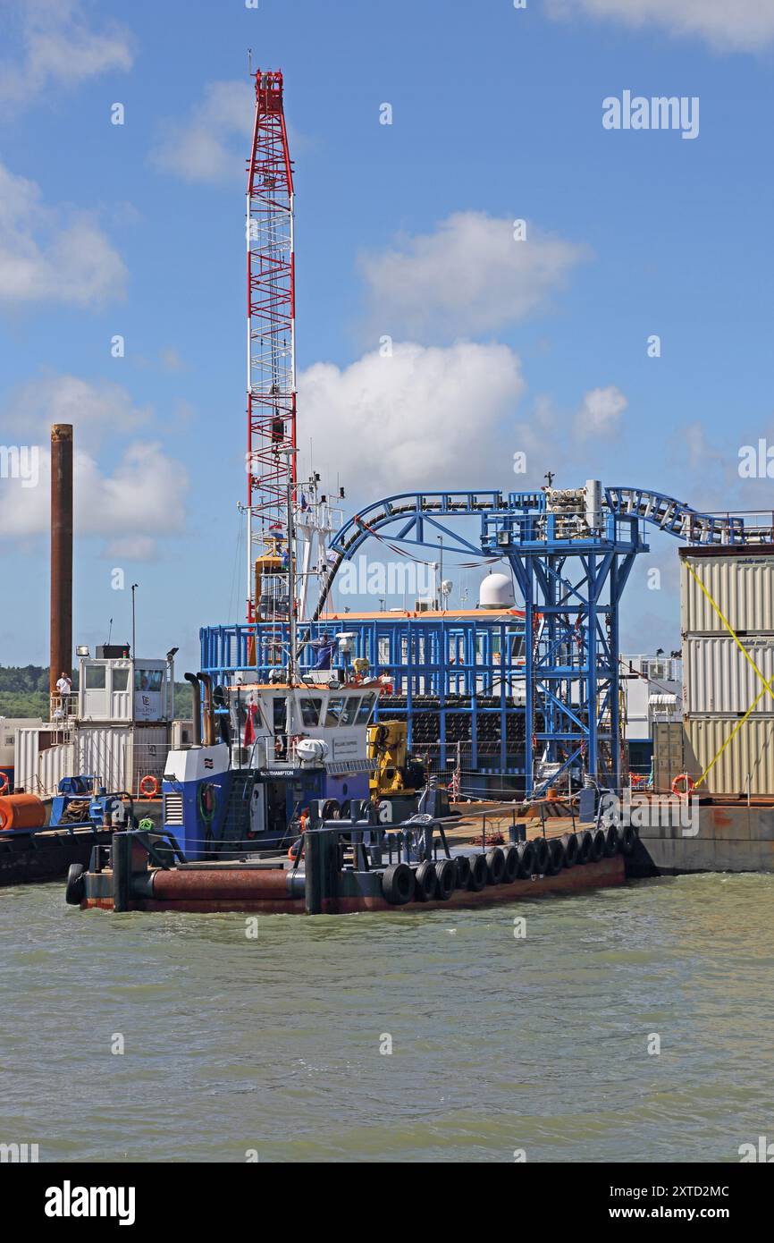 Una chiatta per la posa di cavi che installa un cavo sottomarino ad alta tensione tra la terraferma del Regno Unito e l'isola di Wight. La mostra il rullo avvolgicavo e il gantry di trasporto. Foto Stock