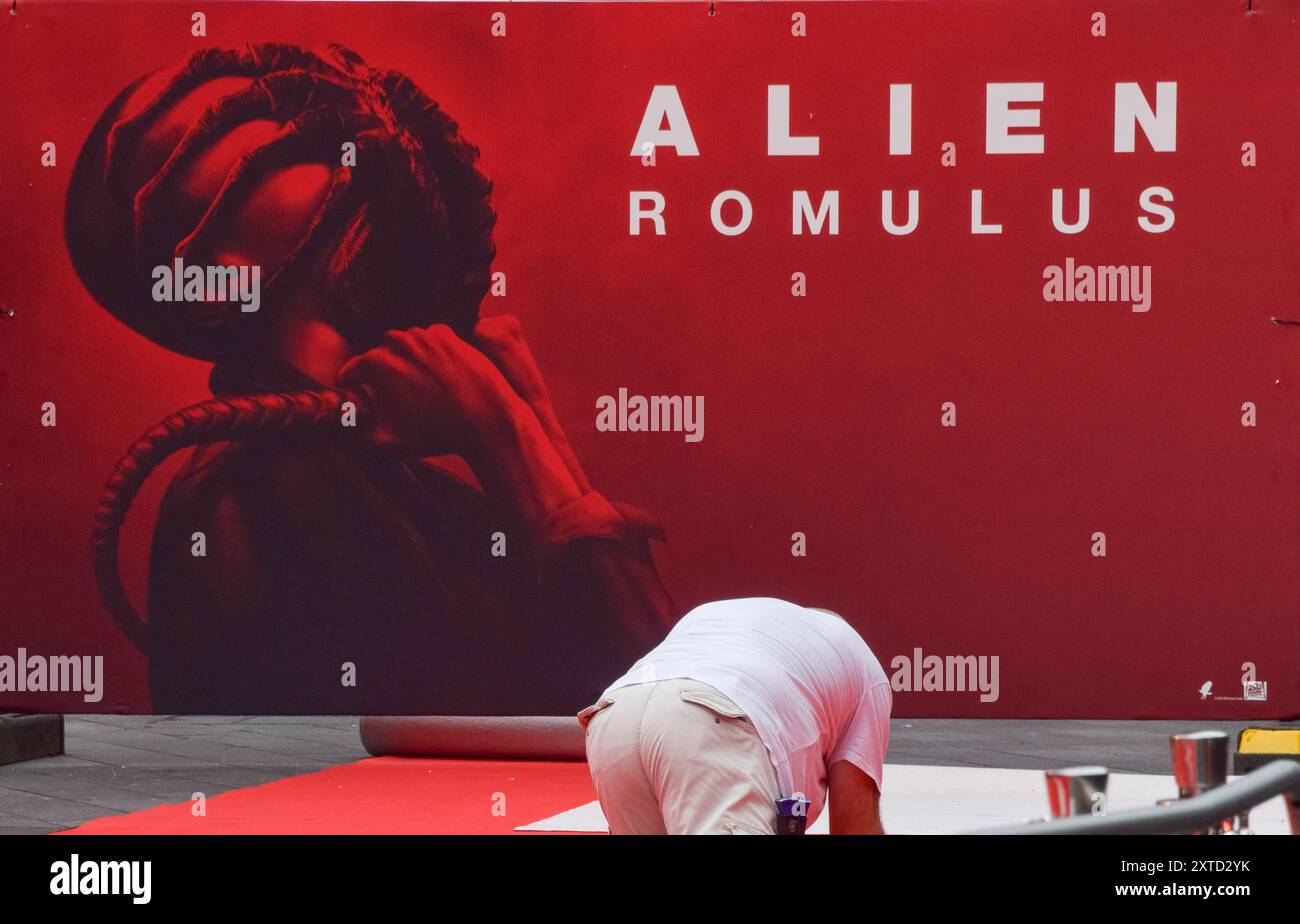 Londra, Regno Unito. 14 agosto 2024. Alien: Preparazione del tappeto rosso Romulus a Leicester Square prima della premiere di stasera. Crediti: Vuk Valcic/Alamy Live News Foto Stock