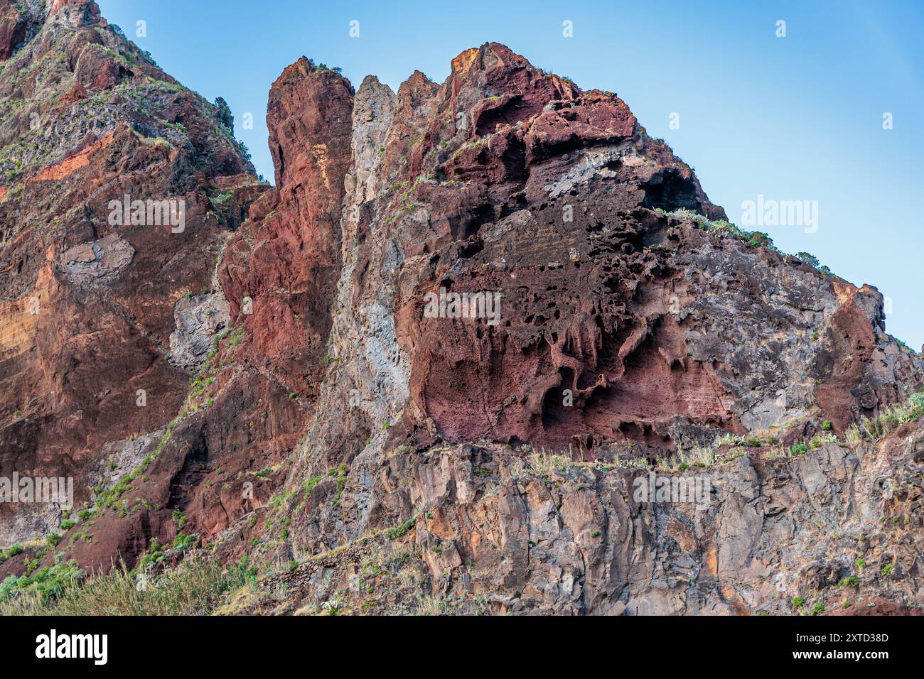 Erosione della roccia vulcanica sulle scogliere di Paul do Mar, isola di Madeira, Portogallo Foto Stock