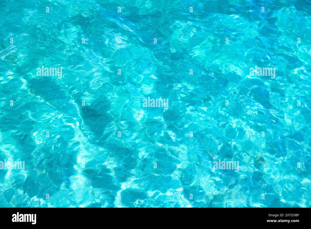 Superficie marina cristallina alla luce del sole - 2831 Foto Stock