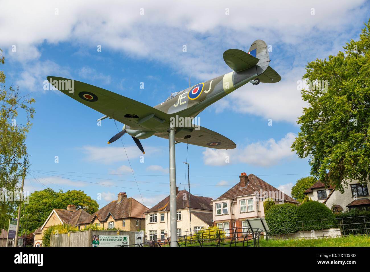 Secret Spitfire Memorial Una replica a grandezza naturale di uno Spitfire che si trova in un pittoresco sobborgo di Salisbury Foto Stock