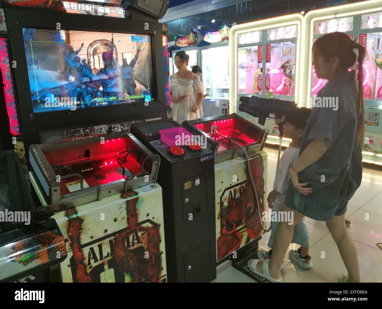 Yichang, Cina. 14 agosto 2024. I cittadini stanno giocando a un gioco di e-Sports a Yichang, provincia di Hubei, Cina, il 13 agosto 2024. Da gennaio a giugno 2024, il fatturato reale dell'industria cinese degli e-sport sta aumentando del 4,43%, raggiungendo i 12,027 miliardi di yuan. (Foto di Costfoto/NurPhoto) credito: NurPhoto SRL/Alamy Live News Foto Stock