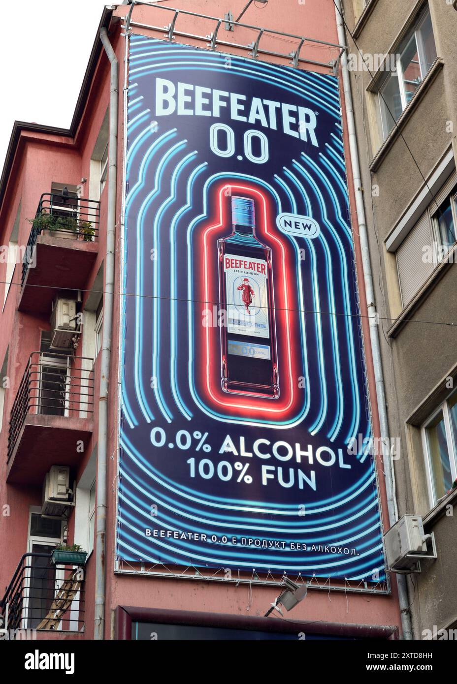 Beefeater 0,0 gin secco 0% analcolico cartellone pubblicitario sulle bevande sul muro dell'edificio residenziale a Sofia Bulgaria, Europa orientale, Balcani, UE Foto Stock