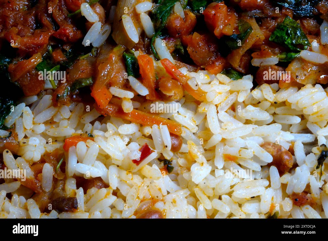 Riso saporito mescolato con un mix di verdure, che presenta ricchi sapori e consistenze, ideale per gli amanti della cucina asiatica in qualsiasi momento. Foto Stock