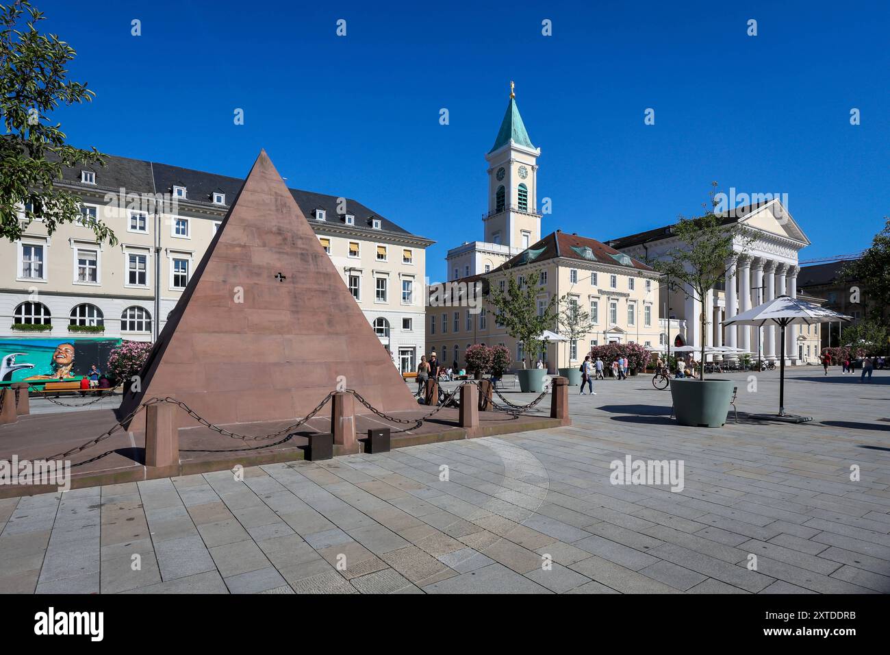 Karlsruhe, Baden-Württemberg, Deutschland - Marktplatz mit Pyramide und hinten der Stadtkirche Karlsruhe. Die Karlsruher Pyramide auf dem Marktplatz an der Karl-Friedrich-Straße ist das Grabmal vom Stadtgruender Karl Wilhelm von Baden-Durlach 1679 1738 und ein Wahrzeichen der Stadt. Karlsruhe Baden-Württemberg Deutschland *** Karlsruhe, Baden Württemberg, piazza del mercato tedesco con piramide e dietro la chiesa della città Karlsruhe la piramide di Karlsruhe sulla piazza del mercato di Karl Friedrich Straße è la tomba del fondatore della città Karl Wilhelm von Baden Durlach 1679 1738 e un punto di riferimento della città di Foto Stock