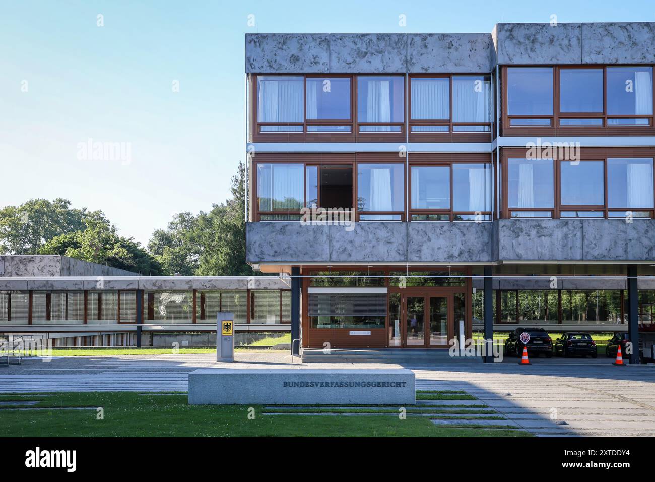 Karlsruhe, Baden-Württemberg, Germania - Corte costituzionale federale, aquila federale e lettere davanti all'edificio della Corte costituzionale federale Foto Stock