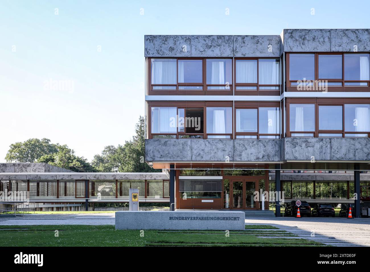 Karlsruhe, Baden-Württemberg, Germania - Corte costituzionale federale, aquila federale e lettere davanti all'edificio della Corte costituzionale federale Foto Stock