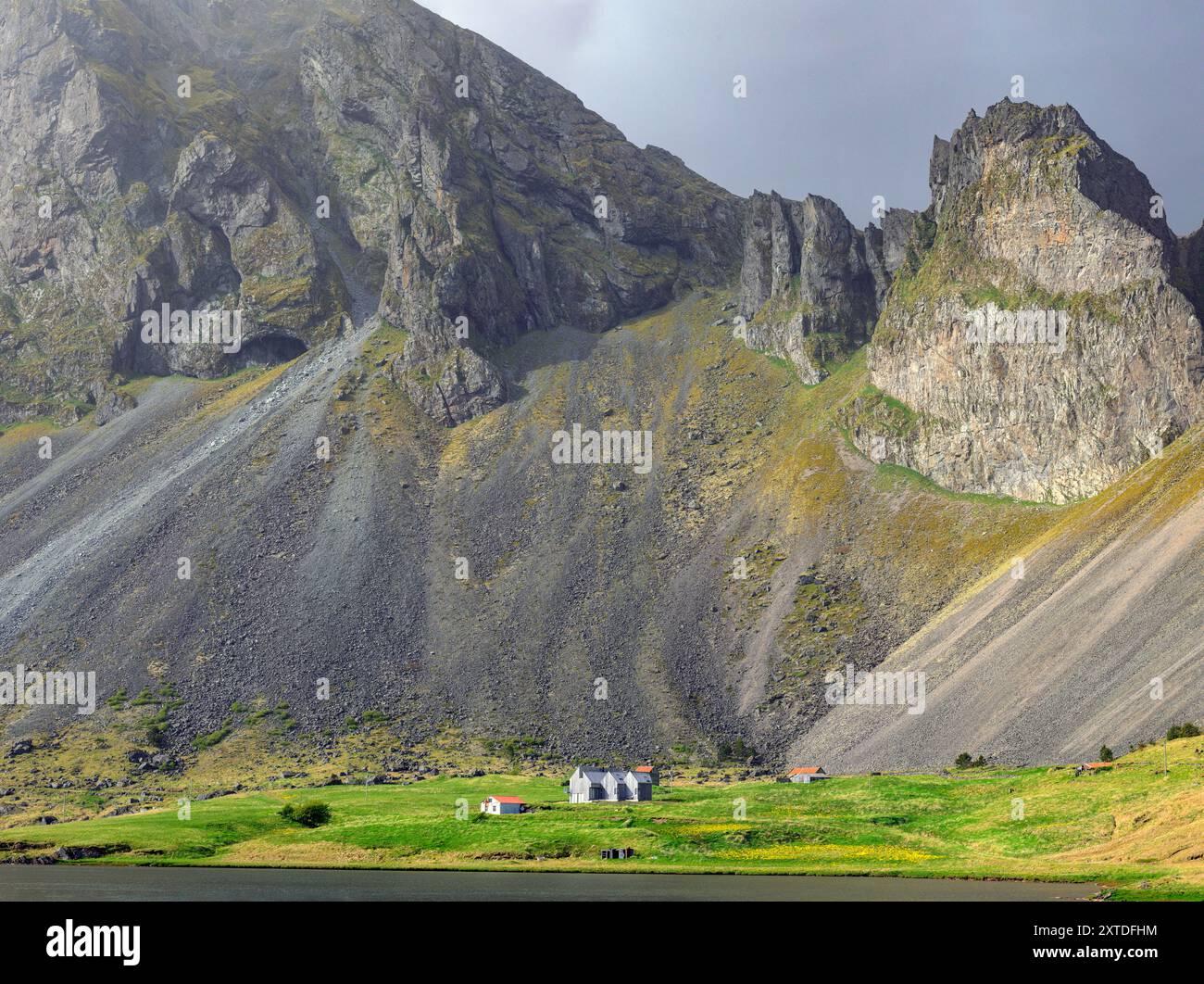 Insediamento sotto Thufuhraunstindur (Þúfuhraunstindur), un picco a Sveitarfélagið Hornafjörður, Islanda orientale. Foto Stock