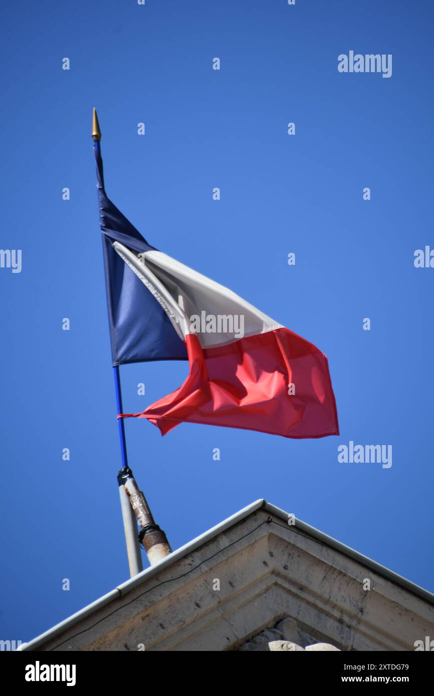 LE DRAPEAU FRANCESE FLOTTANT SUR LA MAIRIE DE CAUDRY Foto Stock