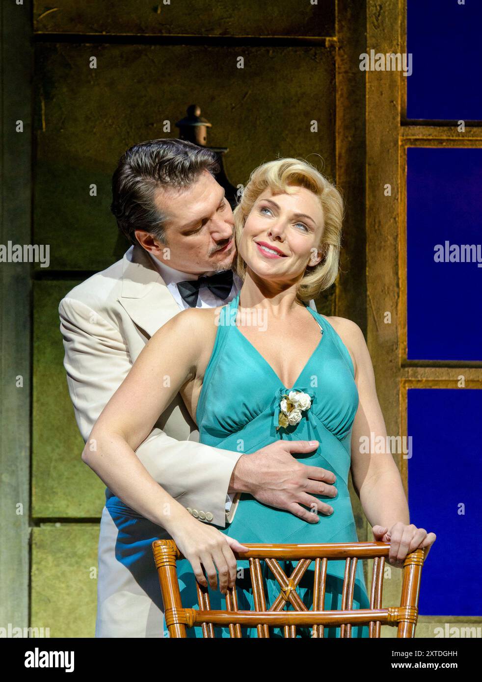 Paulo Szot (Emile De Becque), Samantha Womack (Nellie Forbush) in SOUTH PACIFIC at the Barbican Theatre, London EC2 23/08/2011 a Lincoln Center Theater, New York musica di produzione: Richard Rodgers testi: Oscar Hammerstein II libro: Oscar Hammerstein II & Joshua Logan Set design: Michael Yeargan costumi: Catherine Zuber illuminazione: Donald Holder messa in scena musicale: Christopher Gattelli regista: Bartlett Sher Foto Stock